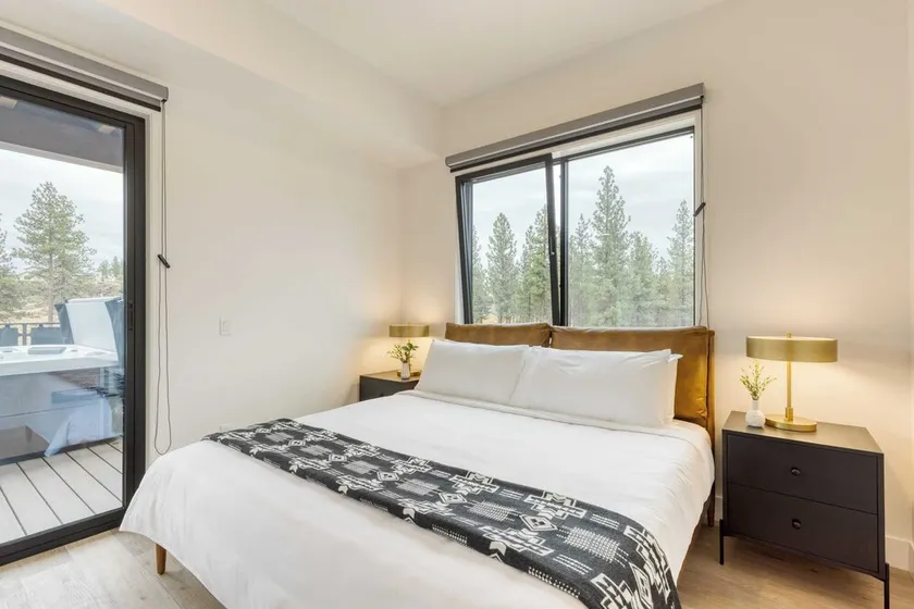 Sleeps 20, 4 Units 10bdr, Hot Tub, Near Old Bend + DT Aerie by Avantstay - Image 1