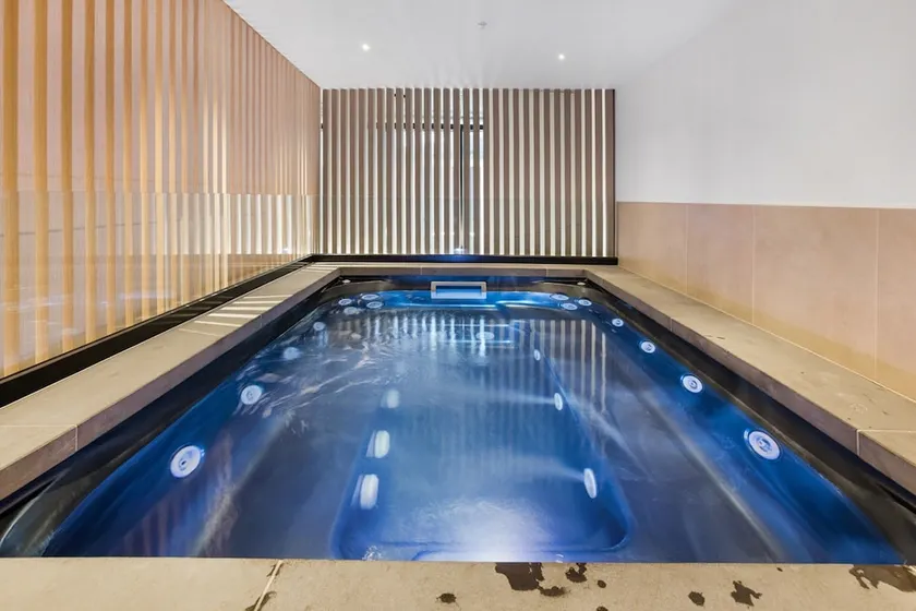 Stay Near Botanic Garden with Gym Sauna & Parking - Image 1