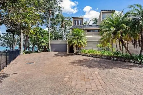 Spacious townhouse complete with floating mooring - Image 1
