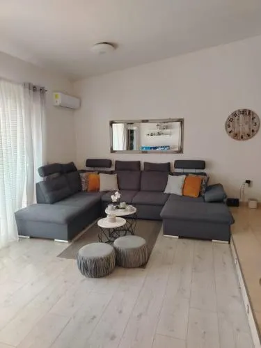 Apartment Flowers - Image 1
