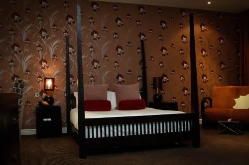Cinnabar Café Hotel - Image 1