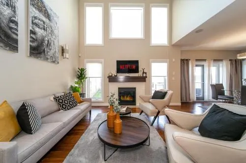 Designer Home, 4 Bed 3 Bath King Bed, Games Room, WiFi, Netflix, Long Stays! - Image 1