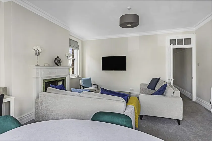 Beautiful Abode In Fulham Broadway - Image 1