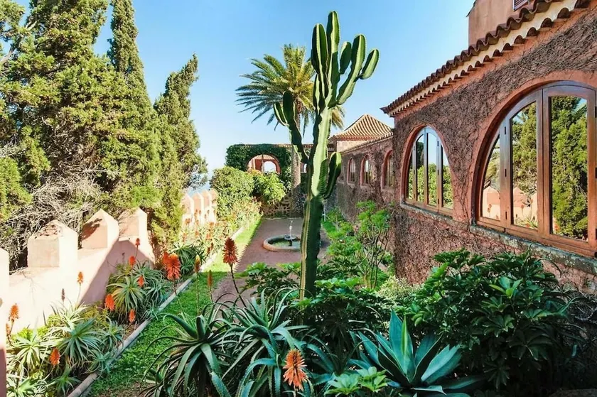 Luxurious Villa Oasis in Santa Brigida - Image 1