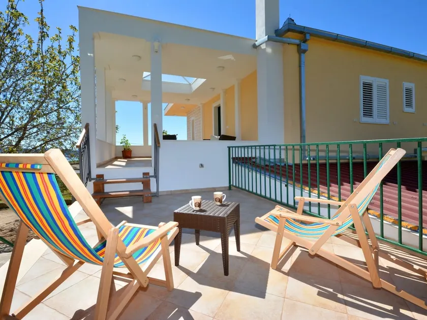 Villa in Kastel Luksic Near the Beach - Image 1