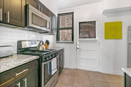 Lit & Trendy 1-Bedroom Apt in the Iconic Hyde Park - Image 1