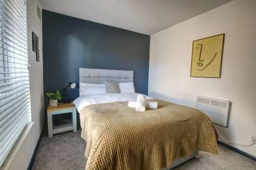 DerBnB #2 Limes, Modern 1 Bedroom Apartment, Free Parking, WI-FI & Netflix Near Royal Derby Hospital - Image 1