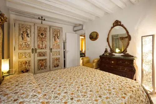 Casa Fortuny Luxury Apartment - Image 1