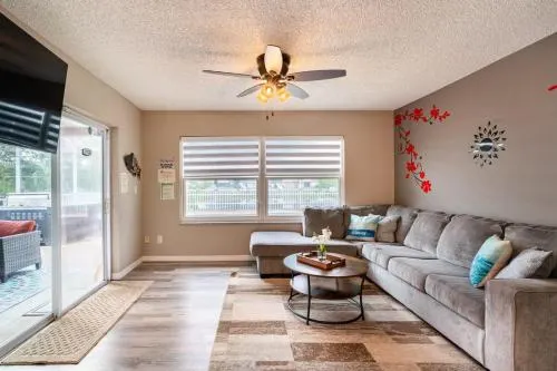 Charming home w private heated pool & hot tub - Image 1