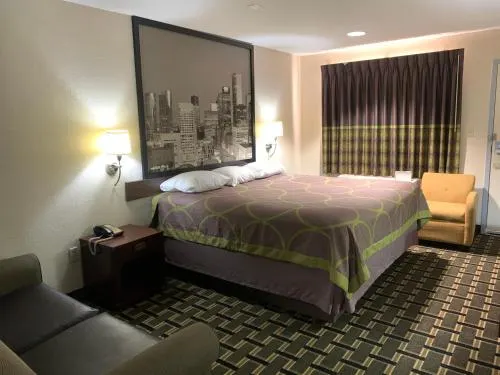 Super 8 by Wyndham Baytown - Image 1