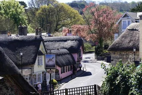 Holliers Hotel - Image 1