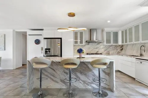 Luxury spacious 3-bedroom Suite on exclusive Lansell Rd, Toorak - Image 1