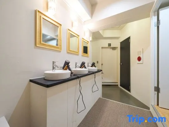 Yokohama Chinatown 3 min walk / Motomachi & Nihon-Odori Station 5 min walk / Cabin-style rooms - Image 1