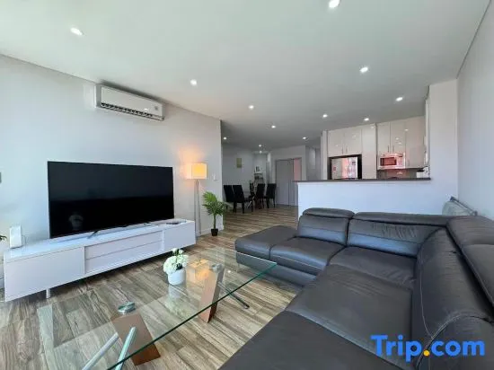 2BR & 1 Free Parking & Pool & Gym & Near CBD & ICC - Image 1