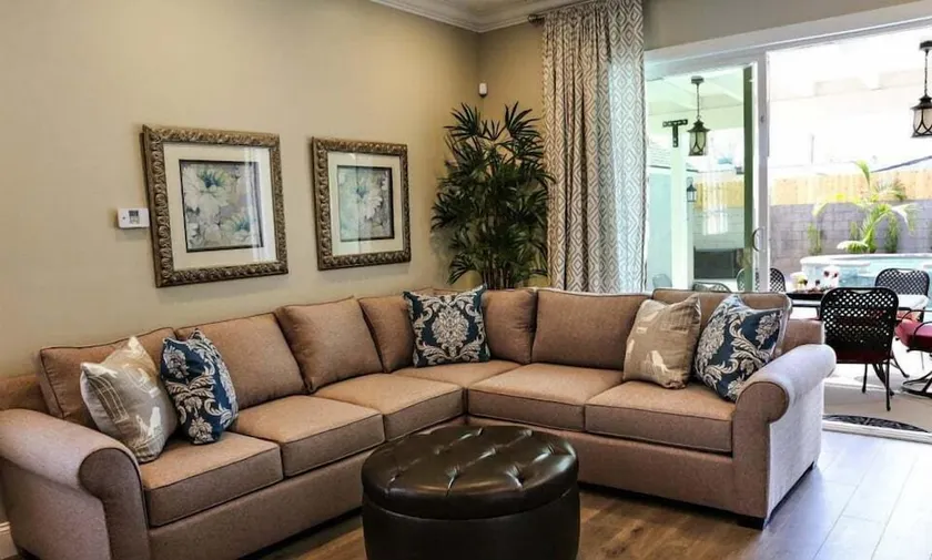 Designer decorated 6 bedroom pool house - Image 1