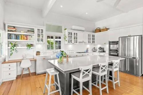 Large Family House including Self Contained Studio for AuPair or extended family - Image 1