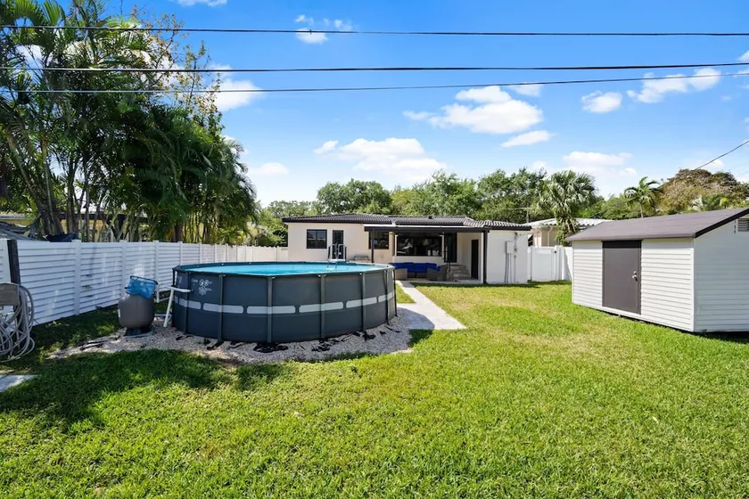 Stunning 3 Bd Pool House w Enchanting Water Views - Image 1