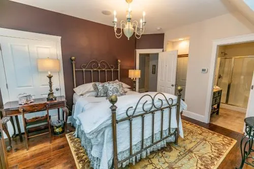 Riverside Gables Bed and Breakfast - Image 1