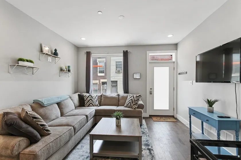 Luxury Roofdeck Retreat 4-bdrm Near Penn Chop - Image 1