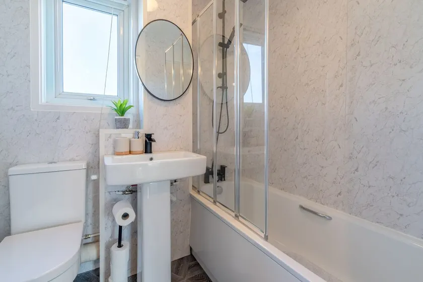 Newly Renovated 2-Bed Home in Newport - Image 1