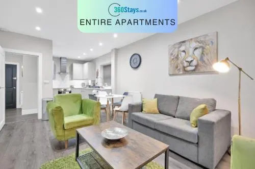 Crown Place 2 & 3 Bedroom Luxury Apts - Image 1