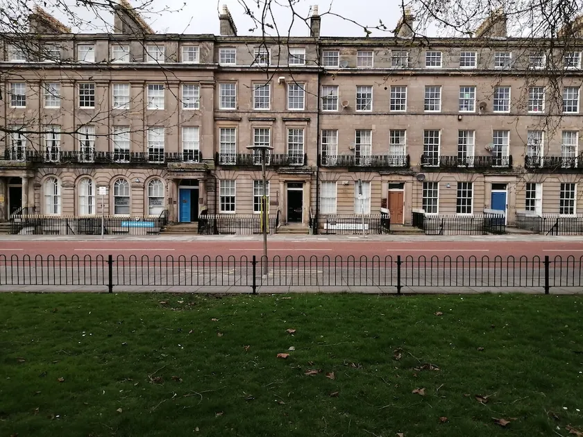 2-bed Flat in Hamilton Square - Image 1