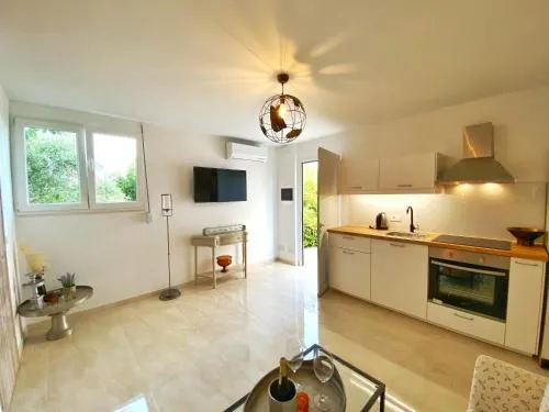 Mg Sea View House - Image 1