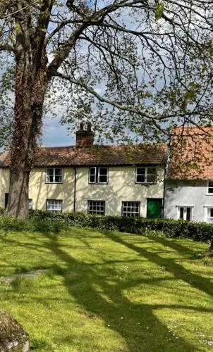 Charming Town Centre Character Cottage With Parking - Image 1