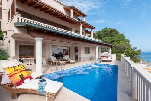 Exceptional Beachfront Holiday Villa on Korčula Island - Image 1
