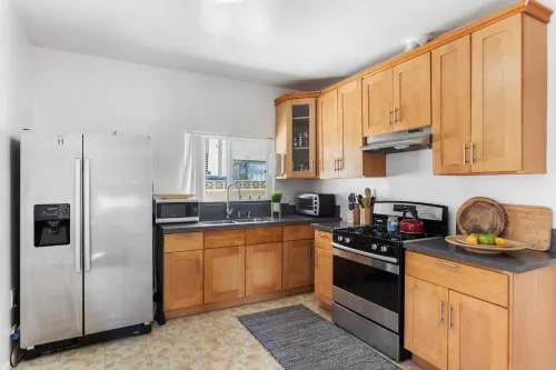 4BR Bungalow in Echo Park - Image 1