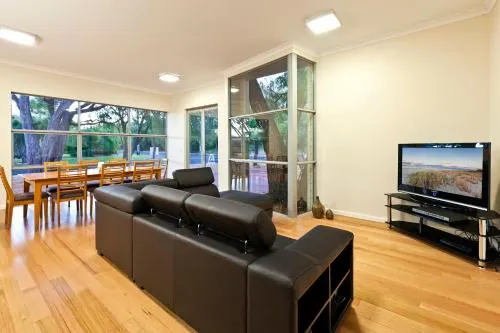 Whatmans Beach House - Image 1