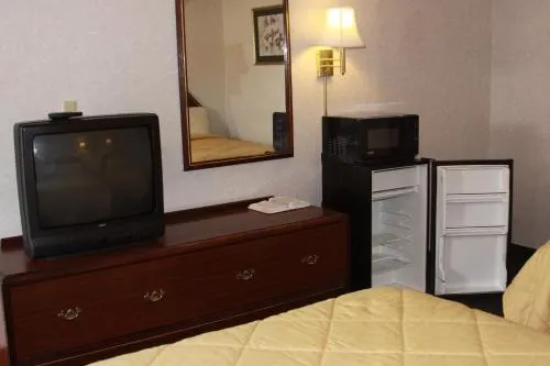 Relax Inn and Suites - Image 1