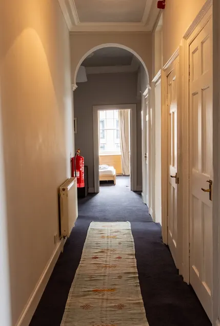 Spacious Elegant 4 Bedroom Apartment Close To Centre - Four Bedroom Apartment, Sleeps 8 - Image 1