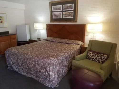 Cedar Motel - Image 1