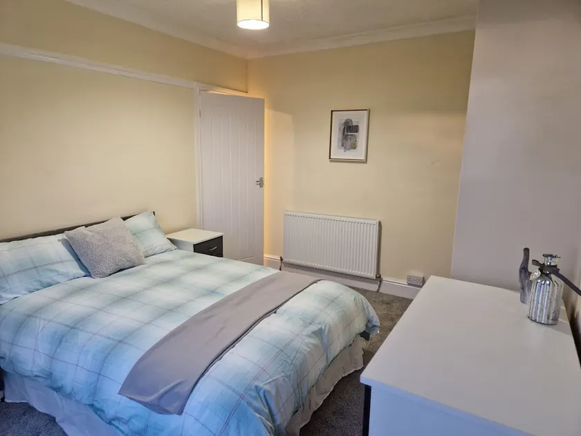 Lovely, Large 3 - Bedroom House in Preston - Image 1