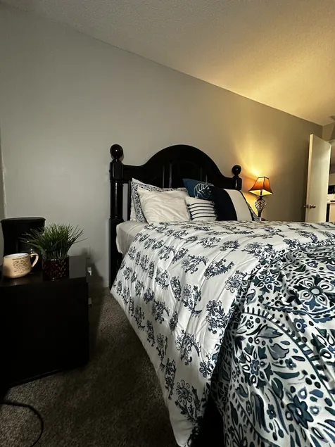 Glamorous 2B2BA with patio views and gym - Image 1