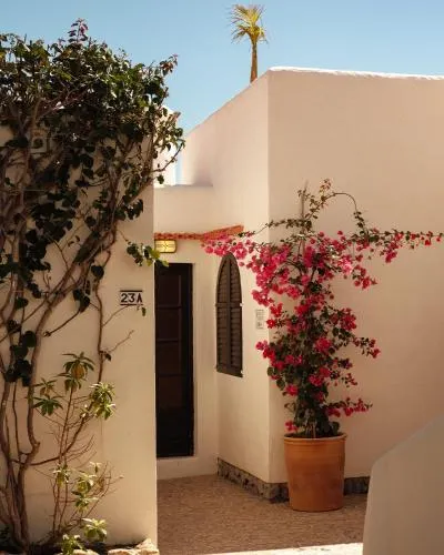 Calador Studios & Apartments - Image 1