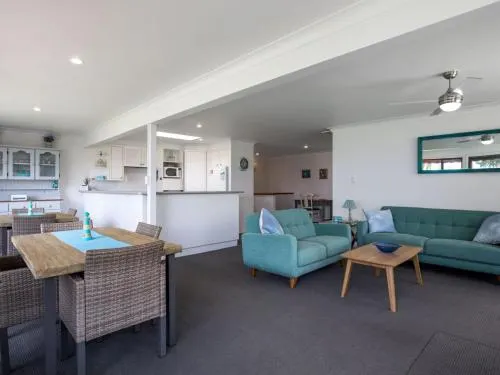 Four Loralyn on the water St Georges Basin 4pm Check Out Sundays - Image 1