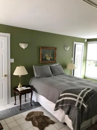 Mahogany Manor Bed & Breakfast - Image 1