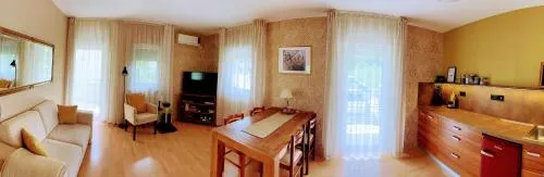 1000 Home Apartments - Image 1