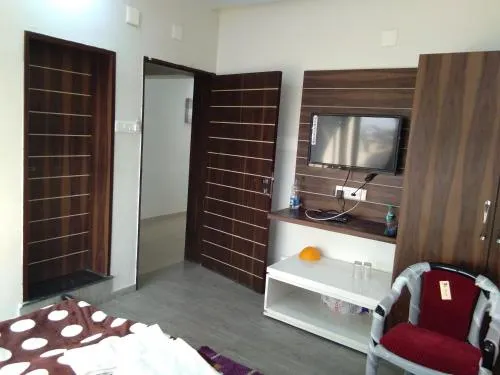 Hotel Radhika by OYO Rooms - Image 1