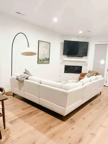 Luxury Downtown Spacious 3 bedroom New Modern Townhome - Image 1