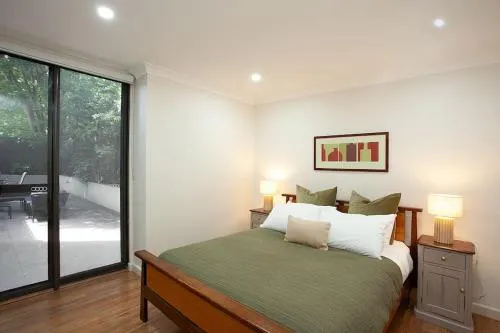 Huge 3 Bed Camperdown Garden Apt w Parking Aircon - Image 1