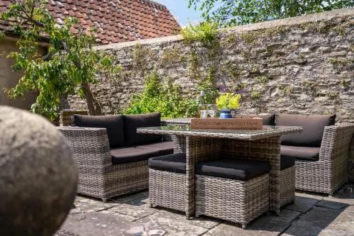 Candlemaker's Cottage, Marshfield - sleeps 6 guests  in 3 bedrooms - Image 1