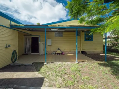 Pet Friendly Cottage in Torquay - Hervey Bay 430m or 5 min walk to dog friendly Shelly Beach - Image 1