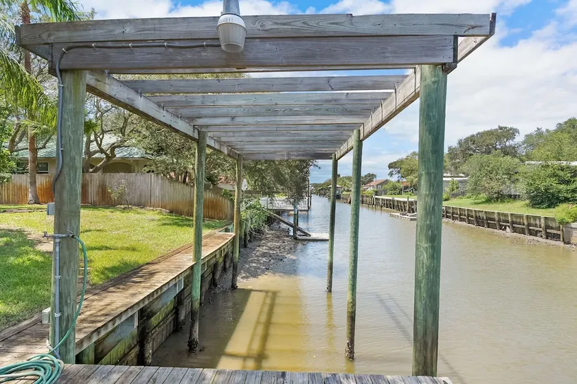 Pool Hot Tub Dock Walk to Beach Beach Gear - Image 1