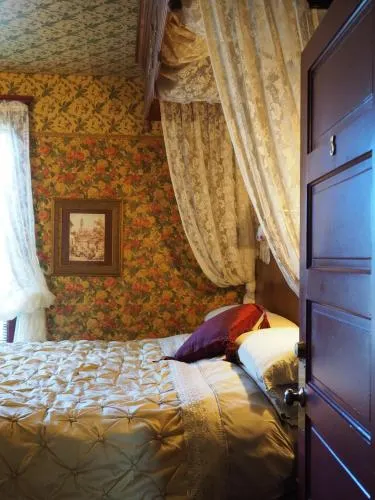 Old Consulate Inn - Image 1