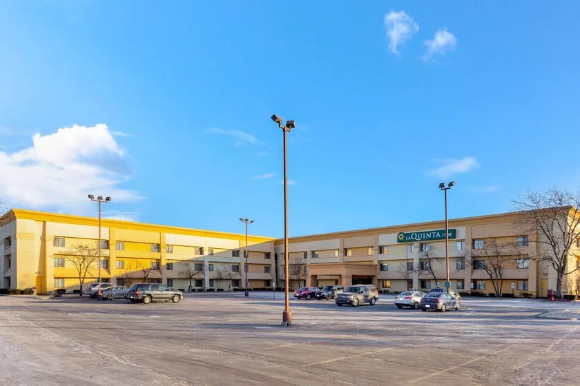 La Quinta Inn by Wyndham Chicago Willowbrook - Image 1