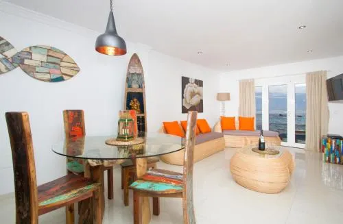 Pebbles Sea Front Apartment - Image 1