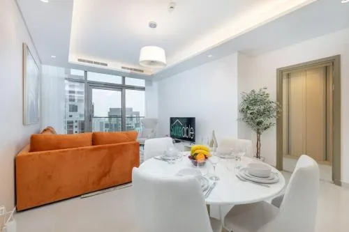 Opulent Hollywood Styled Flat in Paramount Tower - Image 1